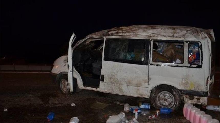 Temizlik Malzemesi Y&uuml;kl&uuml; Minib&uuml;s Takla Attı: 1 Yaralı