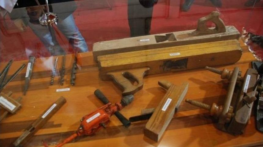 Mobilya Fuarında Eski El Aletlerini Sergiledi