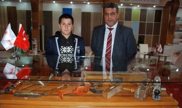 Mobilya Fuarında Eski El Aletlerini Sergiledi 1