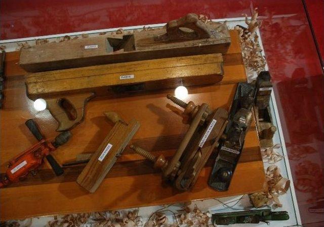 Mobilya Fuarında Eski El Aletlerini Sergiledi 2