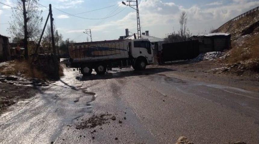 Kamyonla Yolu Kapattı