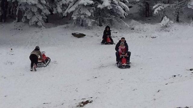 Günübirlikçilerin Uludağ’da Kar Keyfi