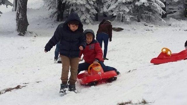 Günübirlikçilerin Uludağ’da Kar Keyfi