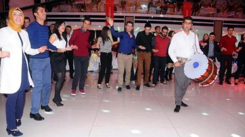 MİDYATLI &Ouml;ĞRETMENLERDEN HALAYLI KUTLAMA