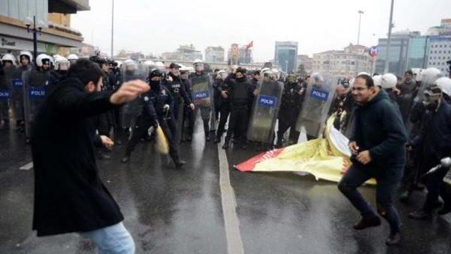 GEZİ PARKI GİRİŞİNDE AÇIKLAMA YAPMAK İSTEYEN CHP’Lİ GENÇLERE POLİS MÜDAHALESİ
