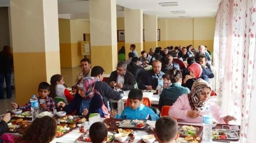 Eğitim-bir-sen &Uuml;yeleri Kahvaltıda Buluştu