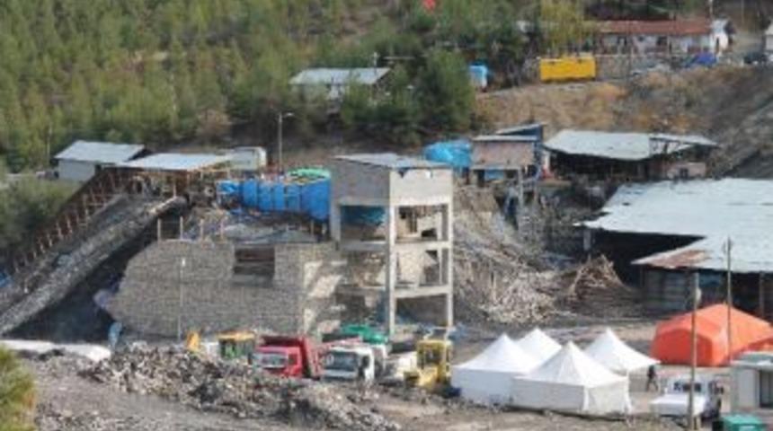 Madendeki 8 İş&ccedil;iyi Kurtarma &Ccedil;alışmaları S&uuml;r&uuml;yor