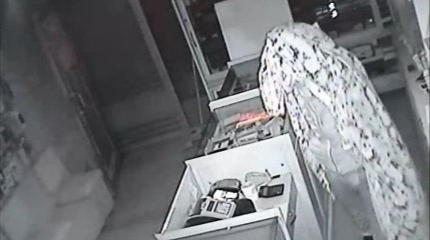 Şırnak&rsquo;ta İlgin&ccedil; Hırsızlık Olayı G&uuml;venlik Kamerasına Yansıdı