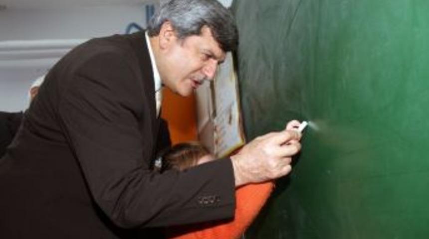 Karaosmanoğlu, &Ouml;ğretmenler G&uuml;n&uuml;n&uuml; Kutladı