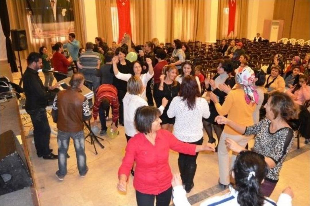 Ayvalık&rsquo;ta Ak Kadınlardan Engellilere Anlamlı Destek