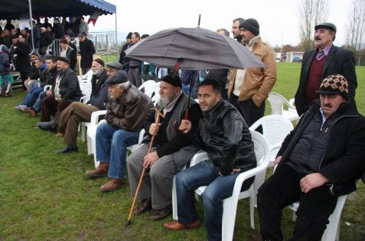 Soğuk Ve Yağmur Altında Kıran Kırana G&uuml;reş