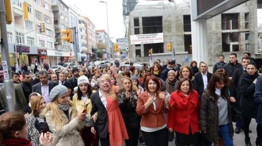 İLYAS SALMAN,  TEK BEDENDE İKİ CİNSİ YANSITTI, KADINA ŞİDDETE DİKKAT &Ccedil;EKTİ