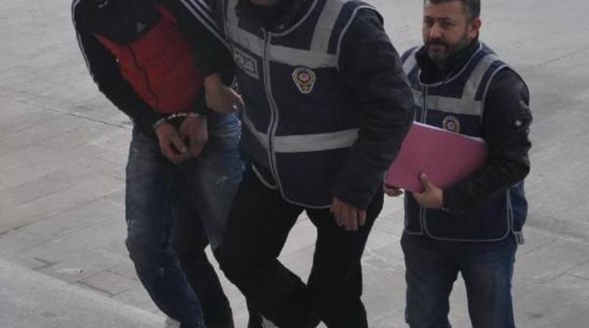 EMANET OTOMOBİLLE KAZA YAPTI, GELEN KUZENİNİ BI&Ccedil;AKLA &Ouml;LD&Uuml;RD&Uuml;