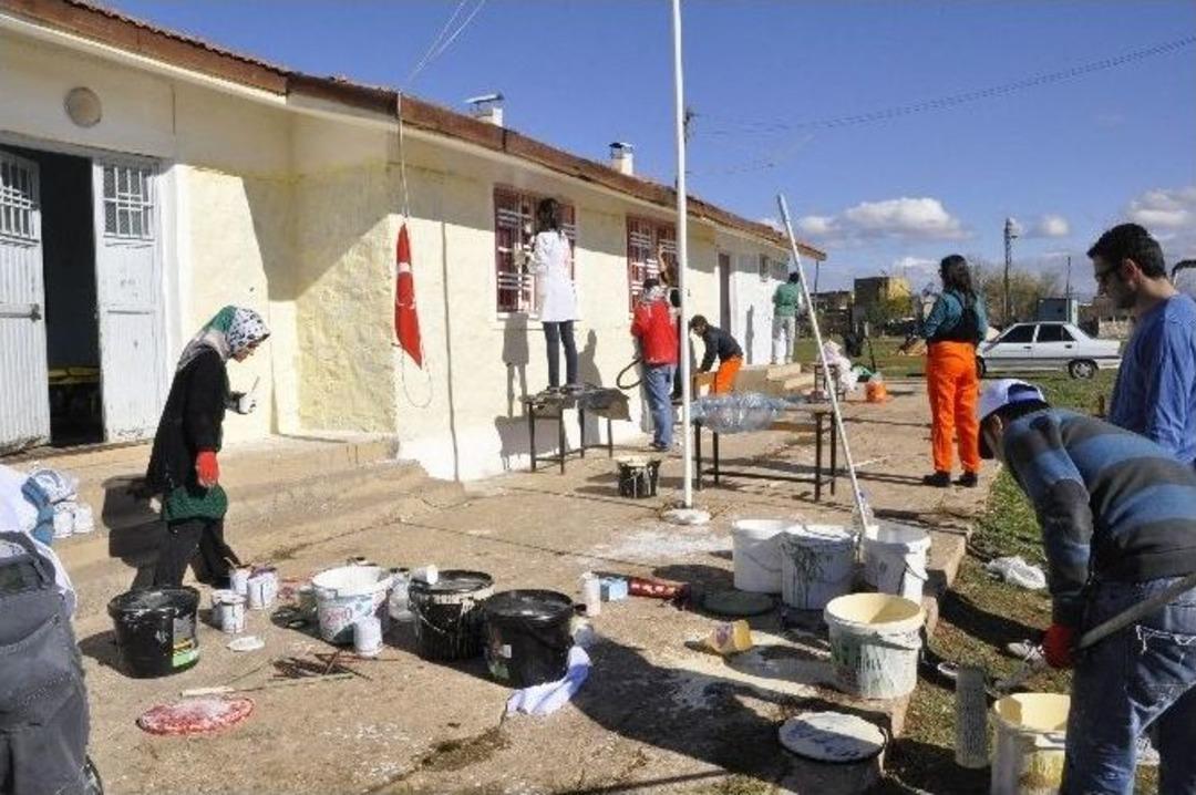 Siverekte &Ouml;ğretmenler Okul Boyuyor