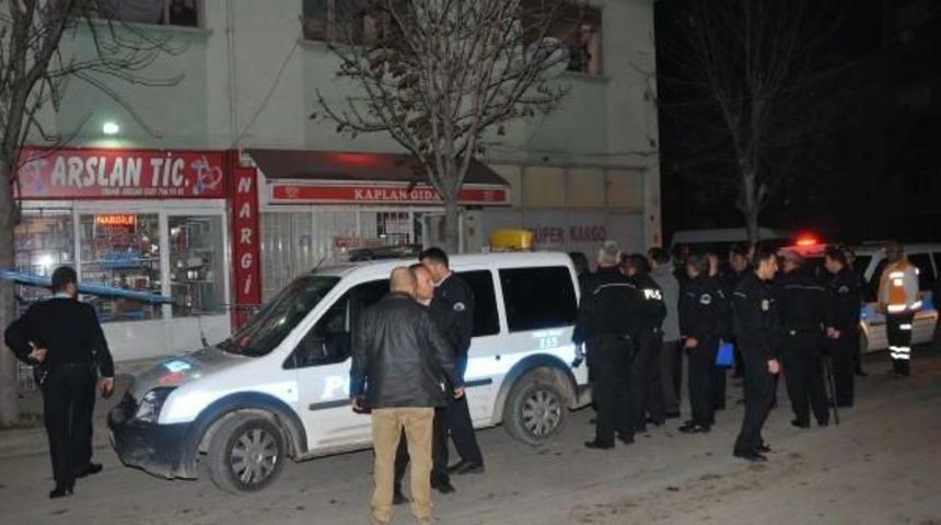 POLİSİ BI&Ccedil;AKLA ELİNDEN YARALADI