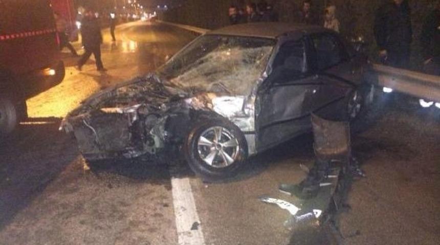 İTFAİYE ARACI OTOMOBİLE &Ccedil;ARPTI: 3 YARALI