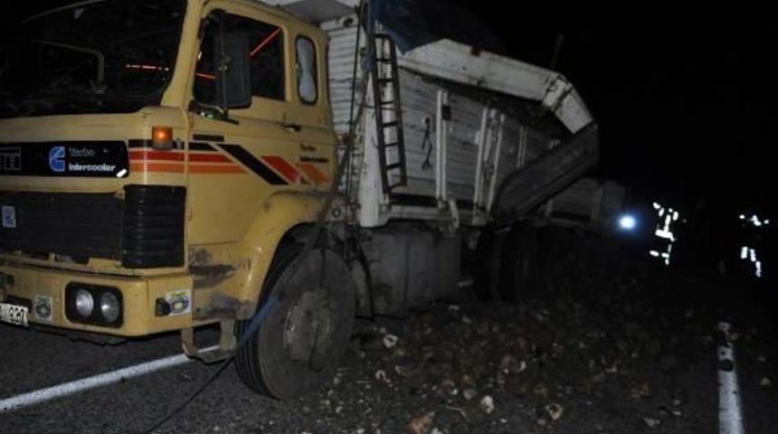 YOLCU OTOB&Uuml;S&Uuml;, ARIZA YAPAN KAMYONA &Ccedil;ARPTI: 1 &Ouml;L&Uuml;, 5 YARALI