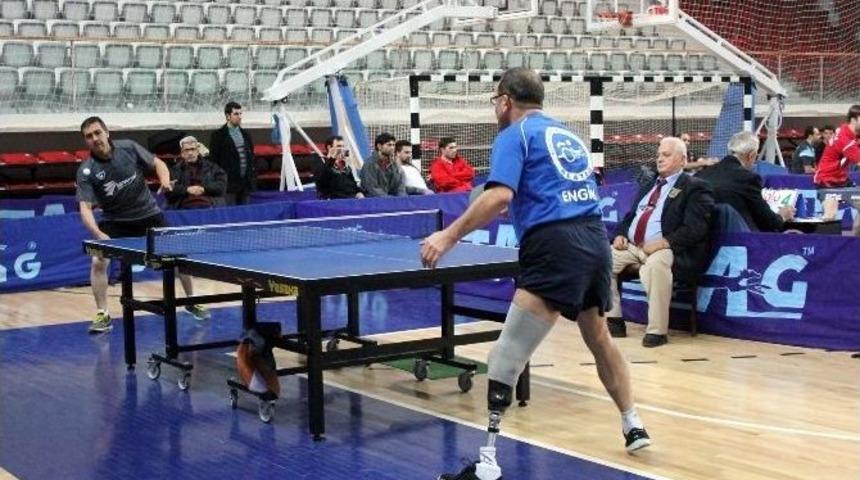 53 Yaşında Gen&ccedil;lere Taş &Ccedil;ıkarıyor