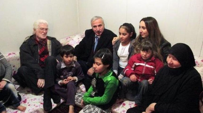 SURİYELİ M&Uuml;LTECİLER İZZET G&Uuml;NAY'LA FİLM İZLEDİ