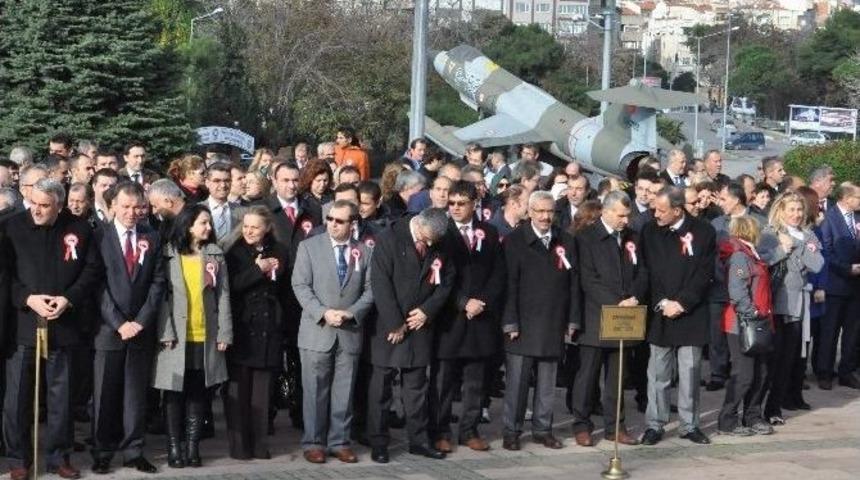 &Ouml;ğretmenler Anıta &Ccedil;elenk Sundu