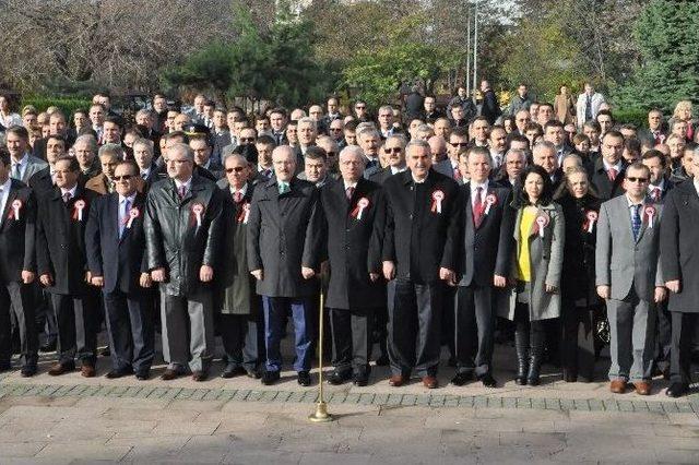 Öğretmenler Anıta Çelenk Sundu