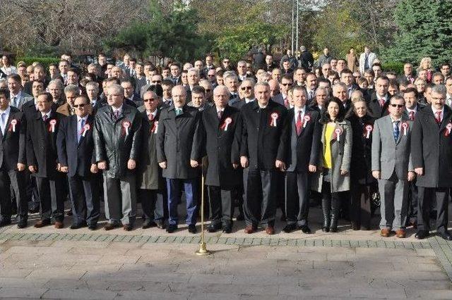 Öğretmenler Anıta Çelenk Sundu