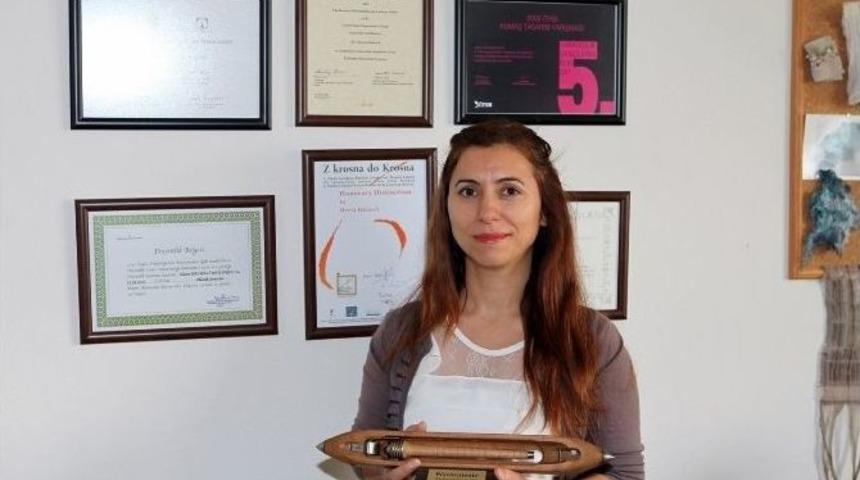 &ldquo;pockets&rdquo;e 8. Sanatsal Keten Bienali&rsquo;nden Mansiyon &Ouml;d&uuml;l&uuml;