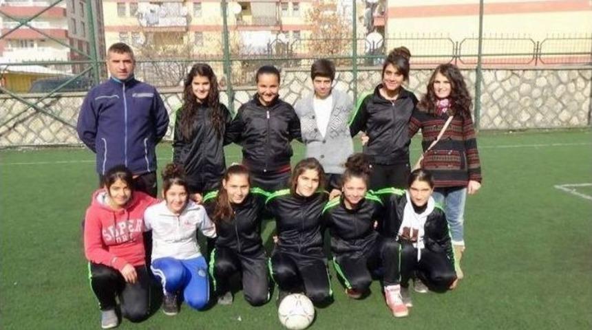 Bayanlar Futbol Takımı Hazırlıklarını S&uuml;rd&uuml;r&uuml;yor