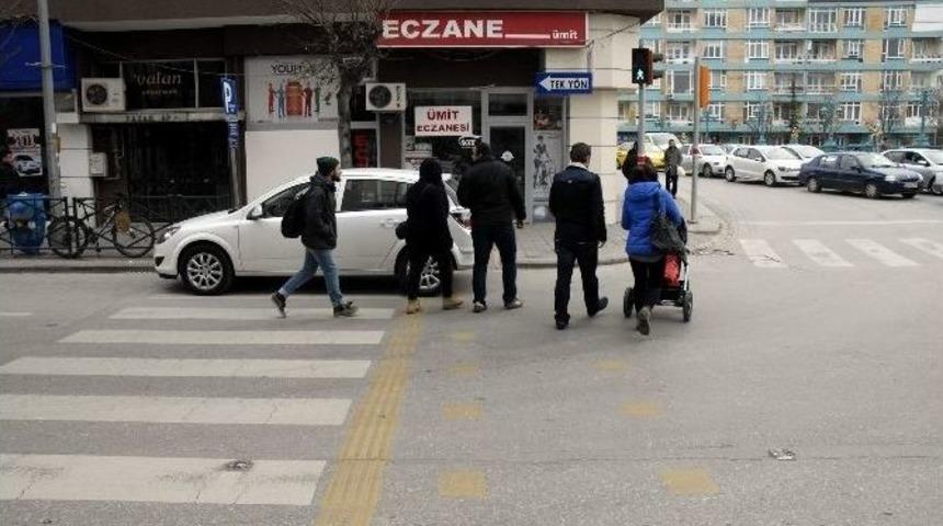 Eskişehir&rsquo;de Yaya Ge&ccedil;idi &Uuml;zerine Park Edilen Ara&ccedil; Yayalara Zor Anlar Yaşattı