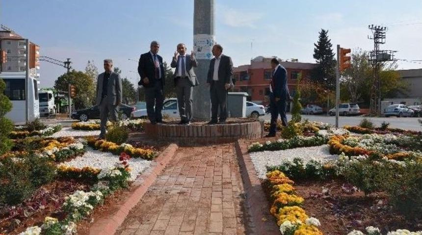 Ref&uuml;jlere &Ccedil;i&ccedil;ek Ekiliyor