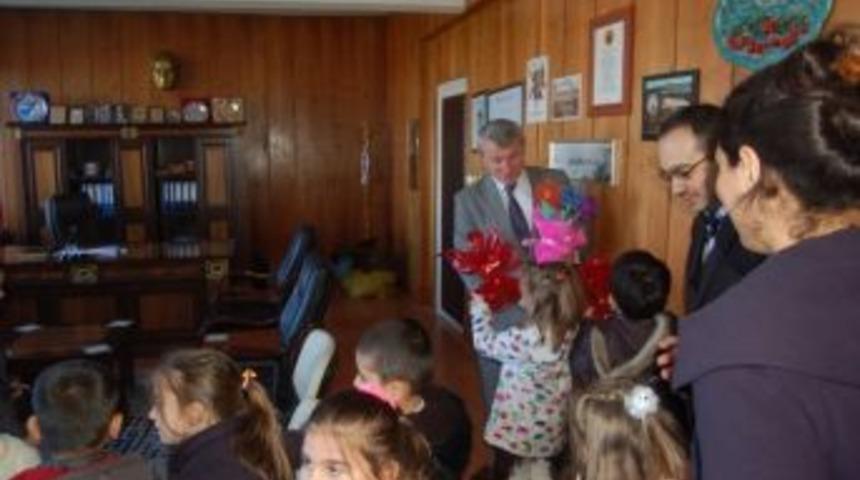 Kreş &Ouml;ğrencileri Aşure Dağıttı