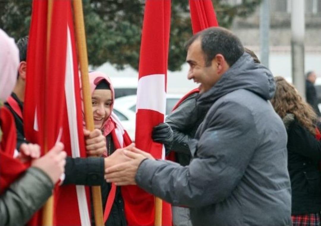 (&ouml;zel Haber) &Ouml;ğrencilerinin &Uuml;ş&uuml;yen Ellerini Ovuşturarak Isıtmaya &Ccedil;alıştı