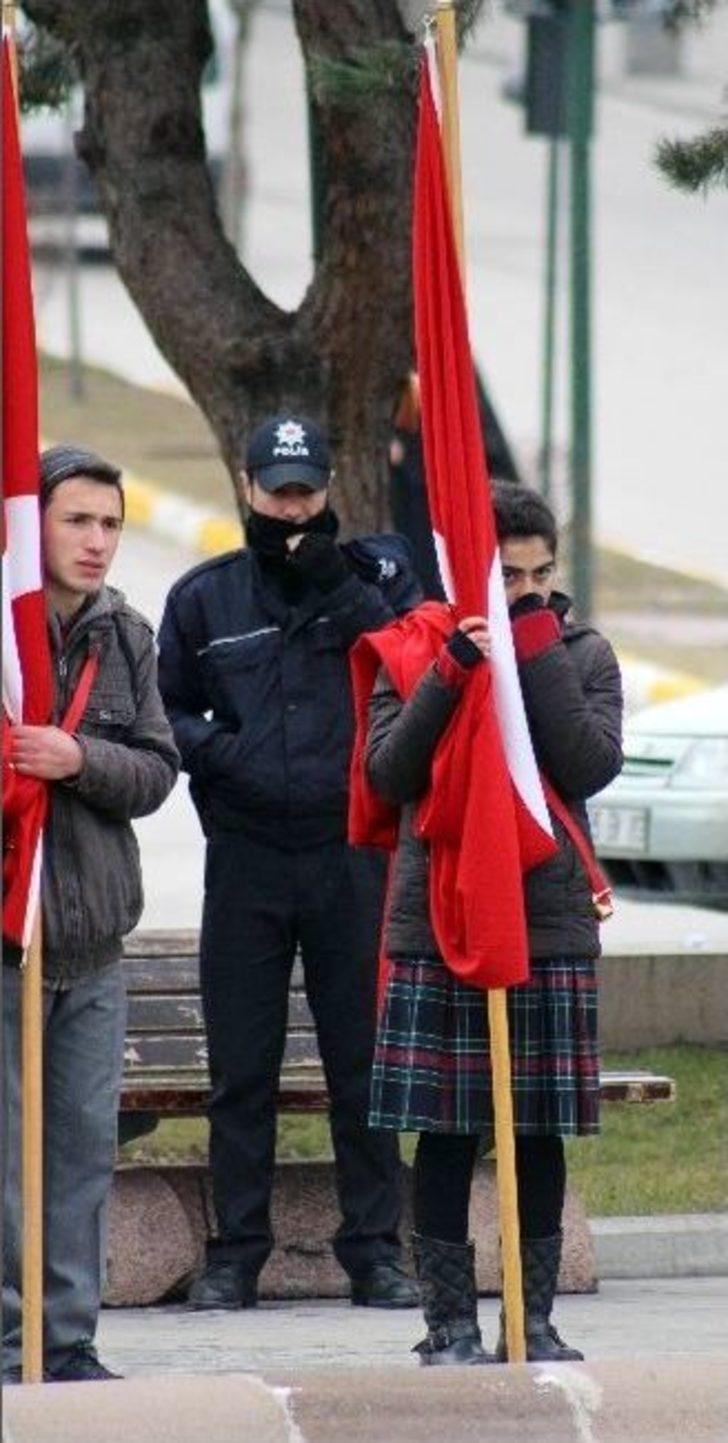 (özel Haber) Öğrencilerinin Üşüyen Ellerini Ovuşturarak Isıtmaya Çalıştı G1