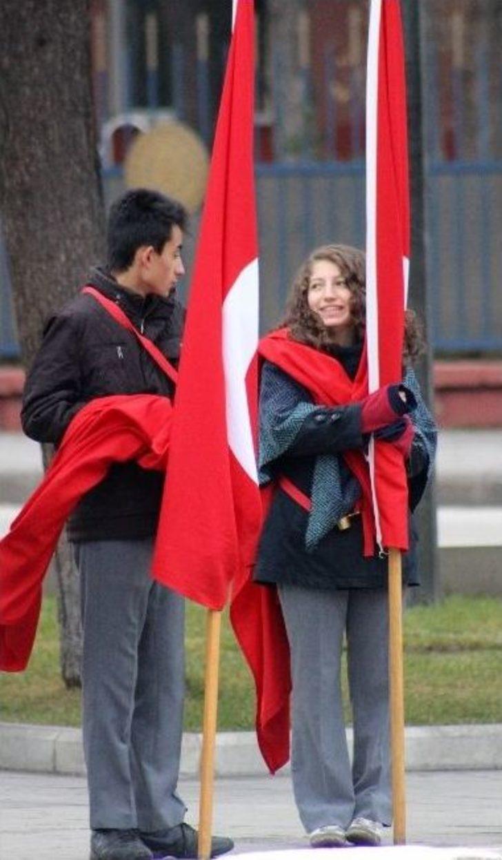 (özel Haber) Öğrencilerinin Üşüyen Ellerini Ovuşturarak Isıtmaya Çalıştı G2