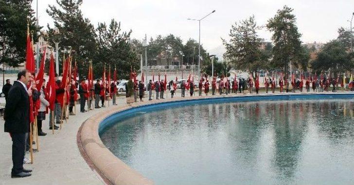 (özel Haber) Öğrencilerinin Üşüyen Ellerini Ovuşturarak Isıtmaya Çalıştı G3