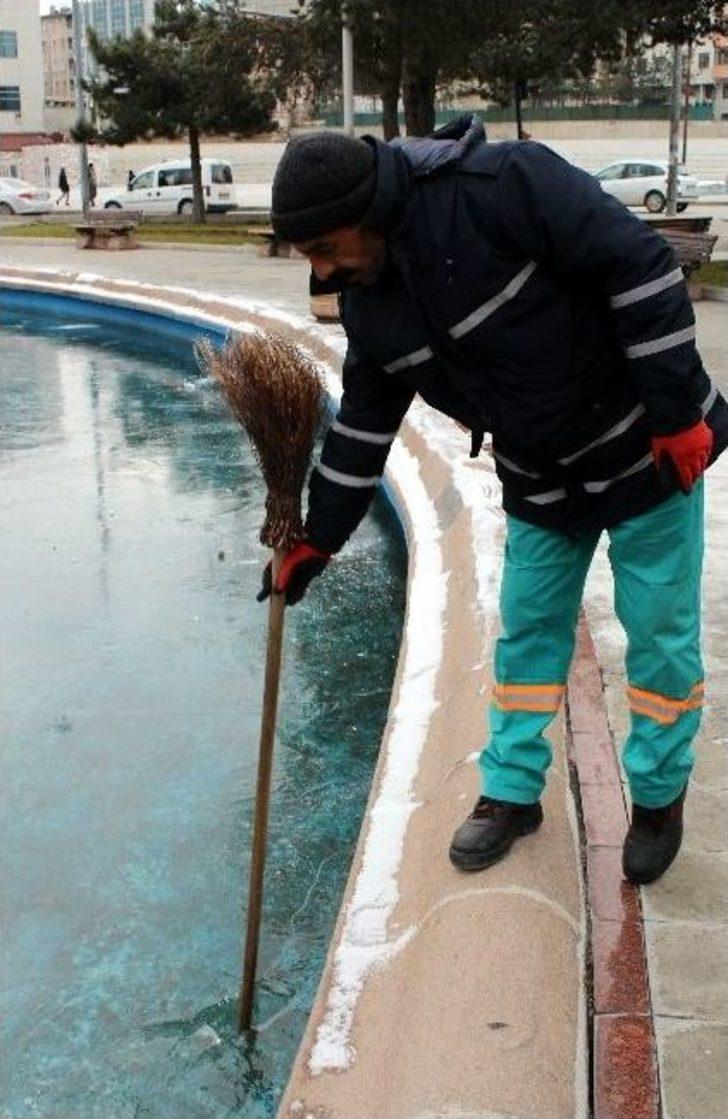 (özel Haber) Öğrencilerinin Üşüyen Ellerini Ovuşturarak Isıtmaya Çalıştı G4