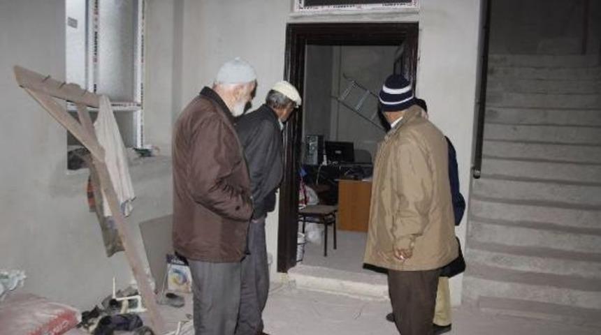 CAMİ İBADETE AÇILMADAN GÜVENLİK KAMERALARI ÇALINDI