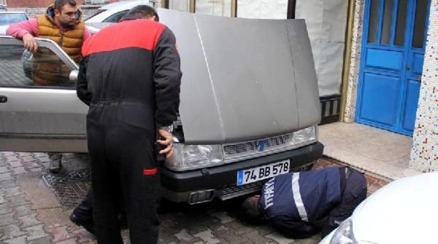 OTOMOBİLİN MOTORUNA SIKIŞAN KEDİYİ İTFAİYE KURTARDI