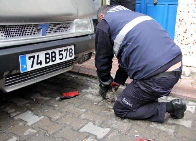 OTOMOBİLİN MOTORUNA SIKIŞAN KEDİYİ İTFAİYE KURTARDI 3