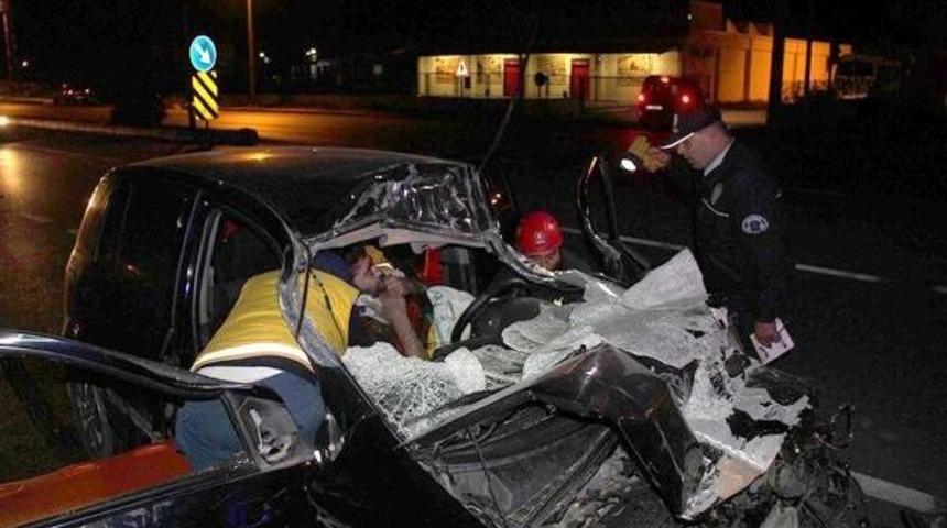 KAMYONA &Ccedil;ARPAN OTOMOBİL S&Uuml;R&Uuml;C&Uuml;S&Uuml; YARALANDI