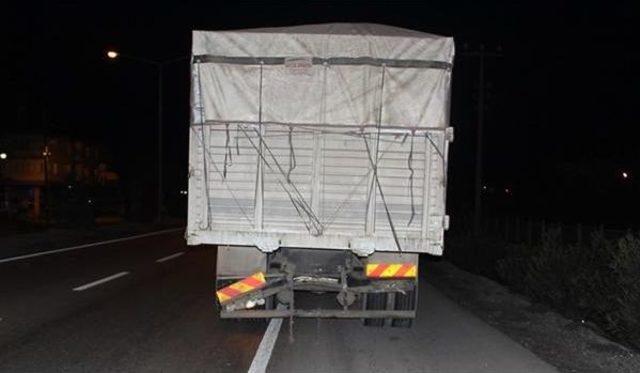 KAMYONA &Ccedil;ARPAN OTOMOBİL S&Uuml;R&Uuml;C&Uuml;S&Uuml; YARALANDI 3