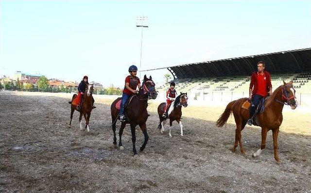 Denizli’de 7 Bin Çocuk Binicilik Kursuna Katıldı