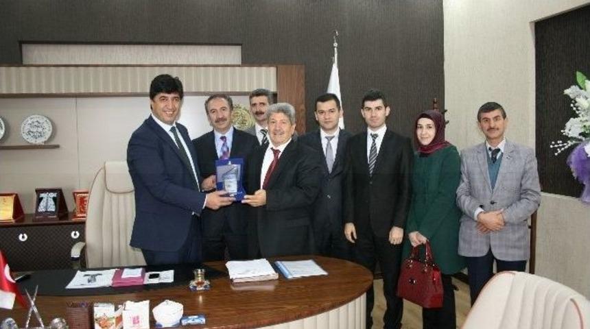 Taşbaşı, Başkan Sertoğlu&rsquo;na Plaket Verdi