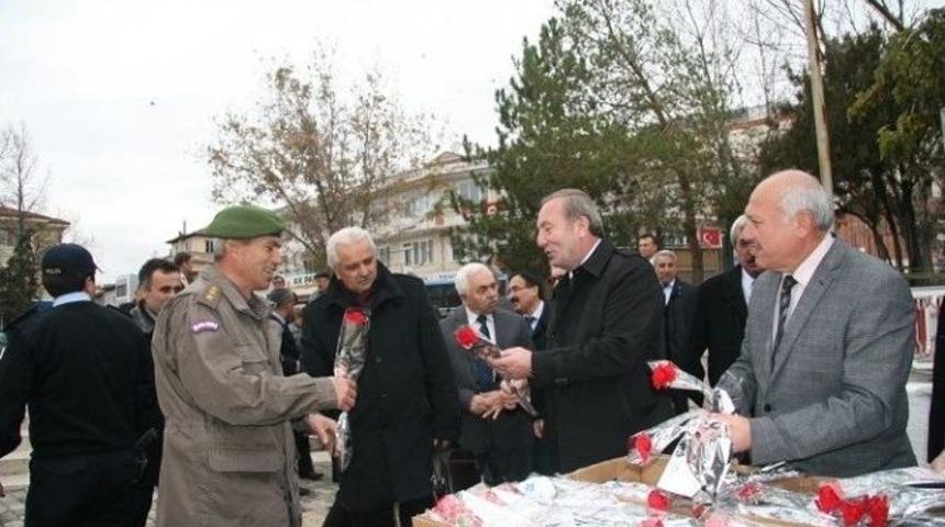 Başkan Şahiner&rsquo;den &Ouml;ğretmenlere &Ccedil;i&ccedil;ek Jesti