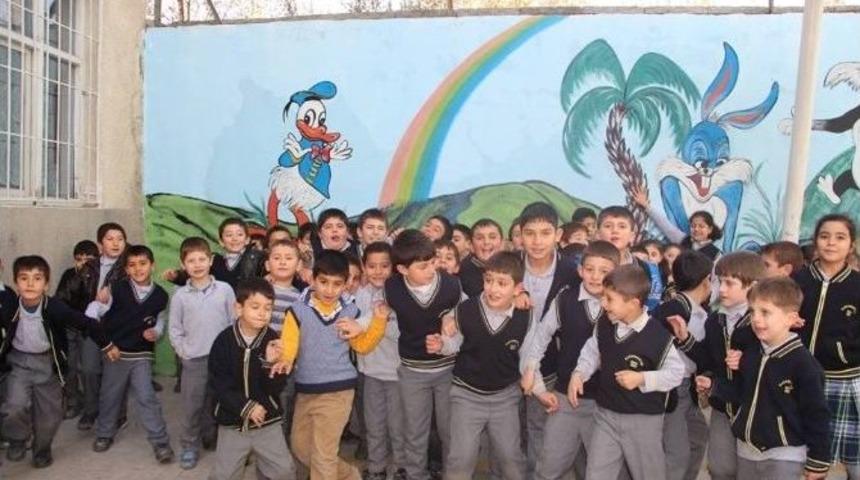 Oltu Karabekir İlkokulu Duvarlarını &Ccedil;izgi Film Karakterleriyle S&uuml;slediler