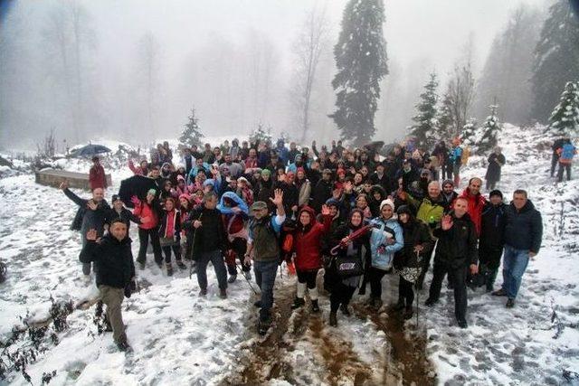 Yılın İlk Karı Eşliğinde Yürüdüler