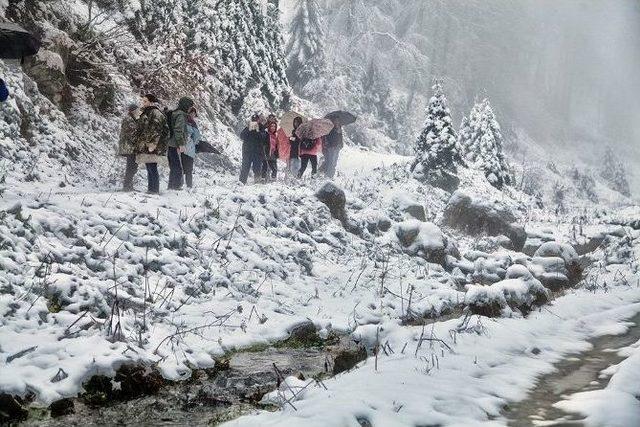 Yılın İlk Karı Eşliğinde Yürüdüler