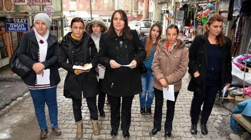 Kadınlardan Bildiri Dağıtımı