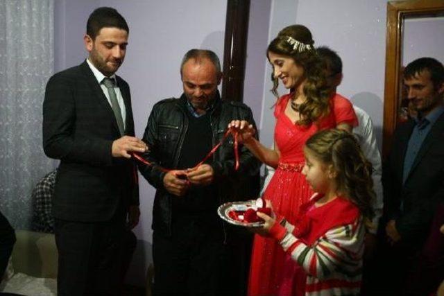 GEN&Ccedil; KIZ, NİŞAN Y&Uuml;Z&Uuml;Ğ&Uuml; TAKILDIKTAN SONRA BAYILIP HASTANELİK OLDU 1