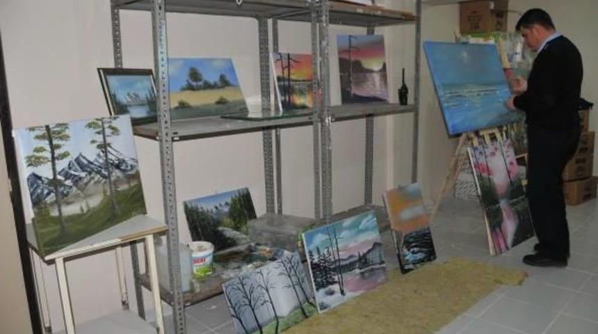 KOMİSER, KARAKOLDA YAĞLI BOYA RESİM YAPIYOR